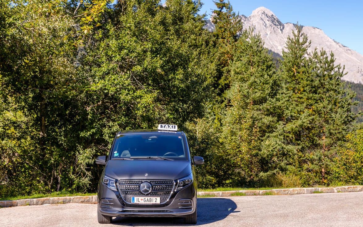 Mercedes-Benz V-Klasse von Taxi Seelos an der Seefeld-Skulptur