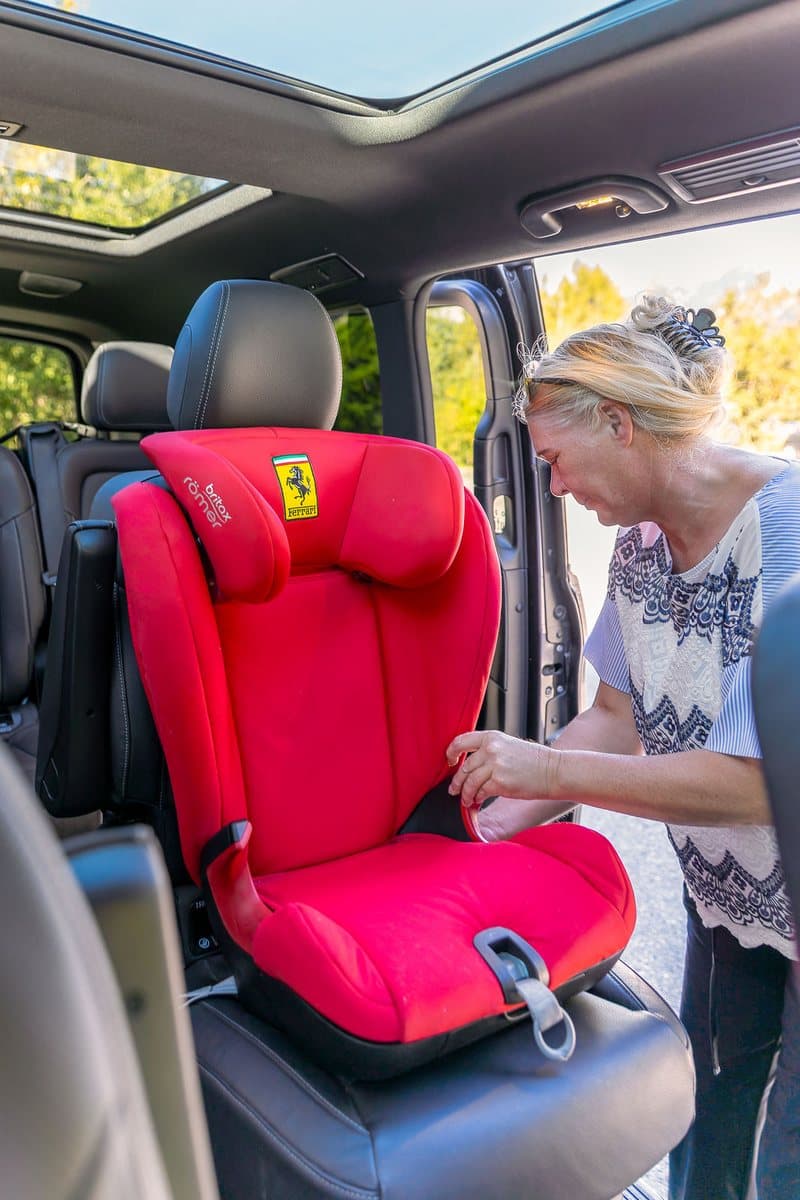 Gabriele Seelos montiert einen Kindersitz in der Mercedes-Benz V-Klasse