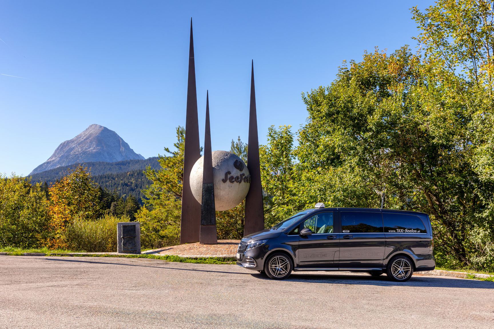 Mercedes-Benz V-Klasse von Taxi Seelos vor dem Bergpanorama