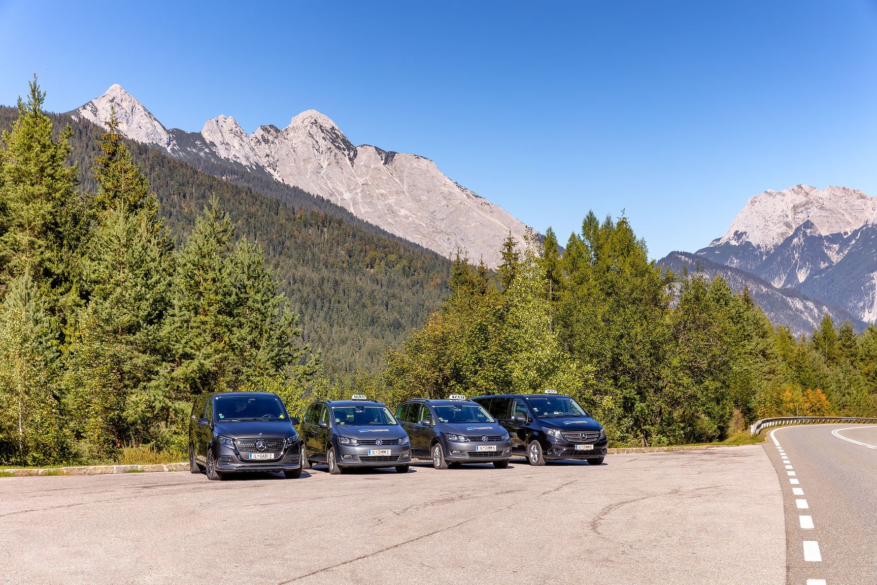 Die Flotte von Taxi Seelos vor dem Bergpanorama bei Seefeld