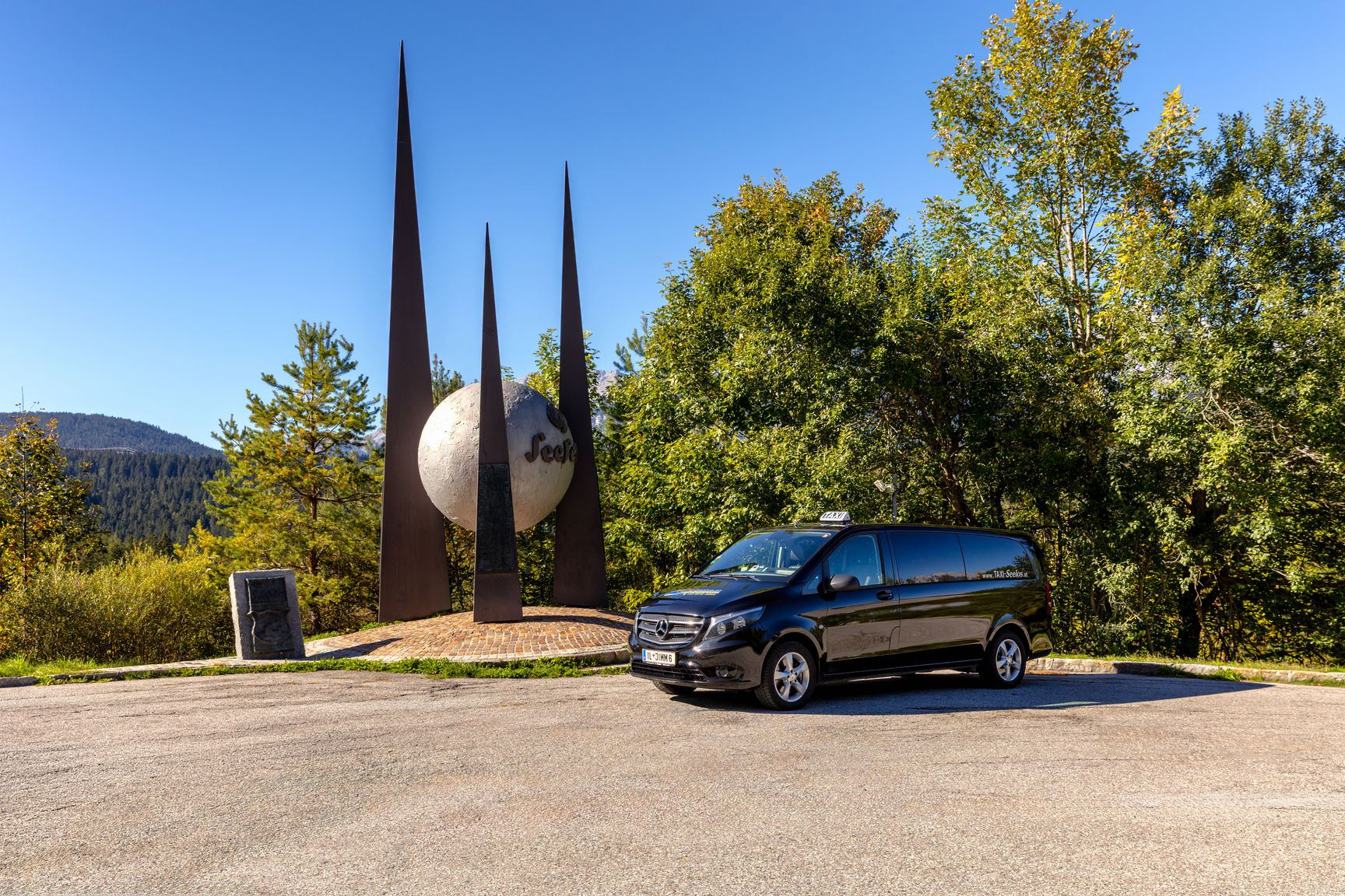 Mercedes-Benz Vito von Taxi Seelos an der Seefeld-Skulptur