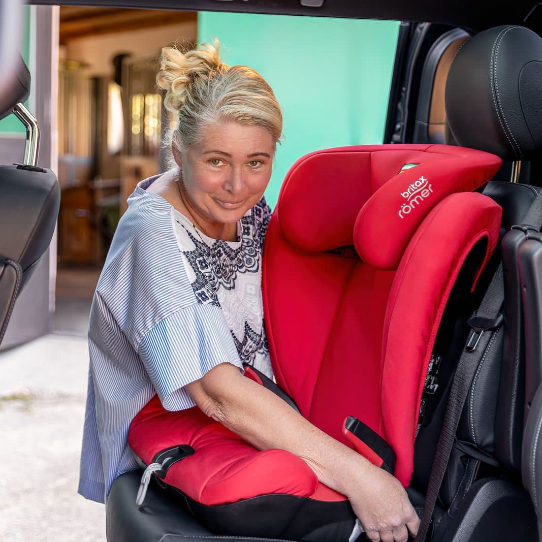 Gabriele Seelos mit einem Kindersitz in der Mercedes-Benz V-Klasse